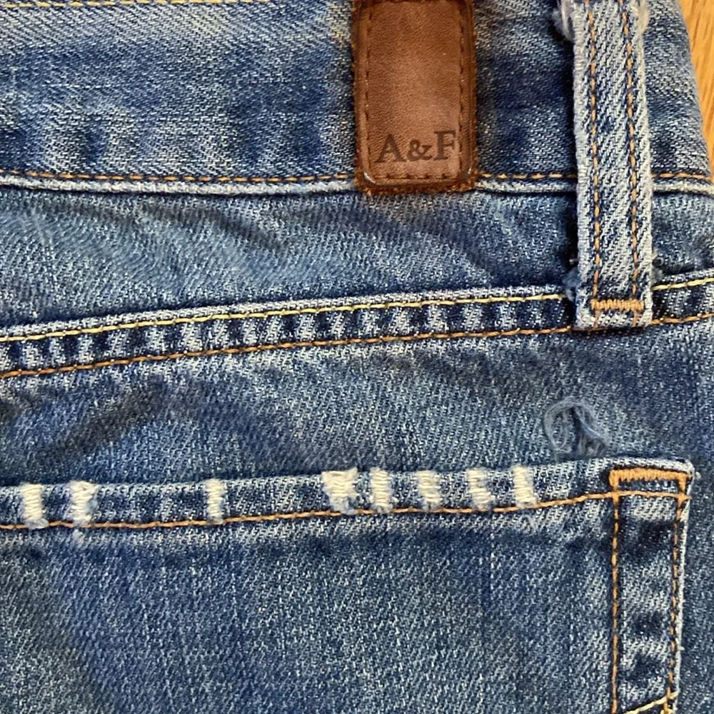 A&F flare leg Distressed Jeans 2L - Picture 6 of 9